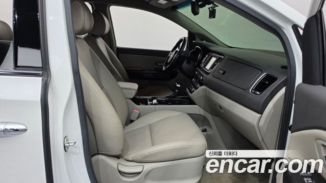 Kia Canival 2017 — photo 16