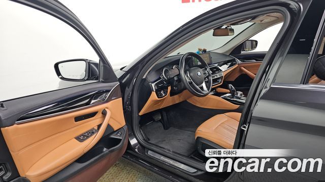 BMW 5-Series 2018 — photo 13
