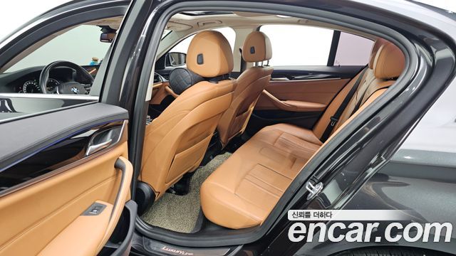 BMW 5-Series 2018 — photo 18