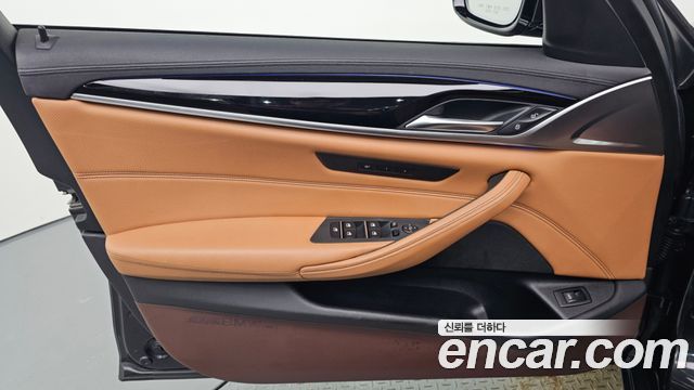 BMW 5-Series 2018 — photo 14