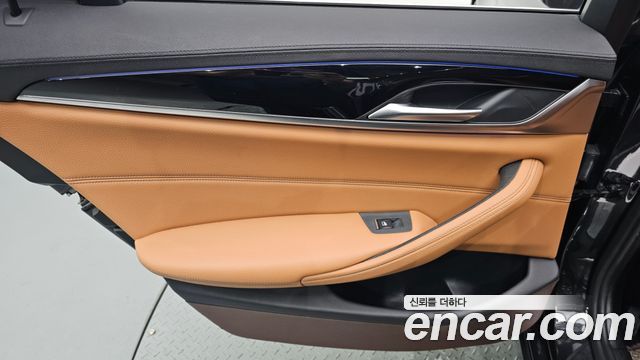 BMW 5-Series 2018 — photo 15