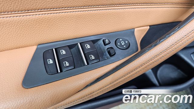 BMW 5-Series 2018 — photo 31