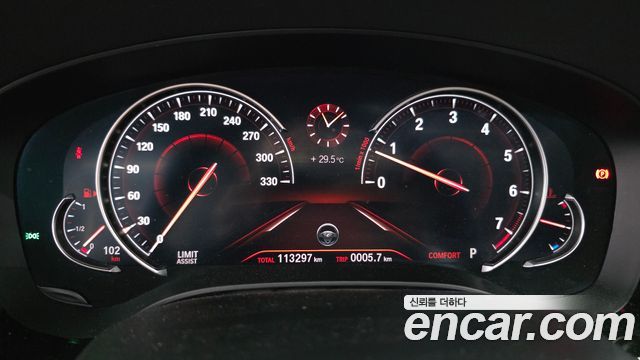 BMW 5-Series 2018 — photo 11