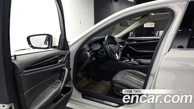 BMW 5-Series 2018 — photo 13