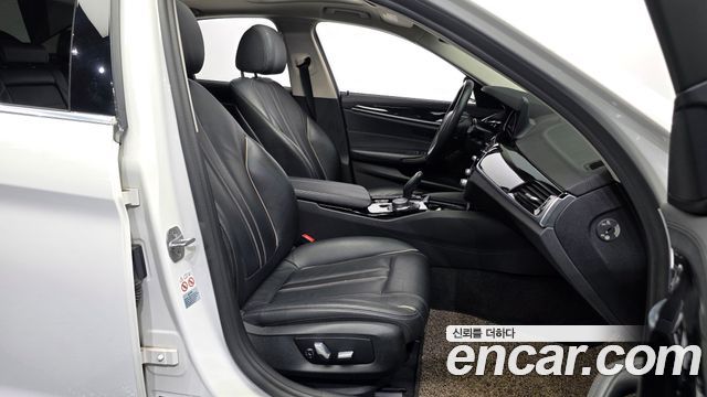 BMW 5-Series 2018 — photo 17