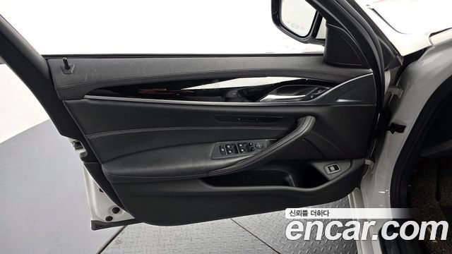 BMW 5-Series 2018 — photo 14
