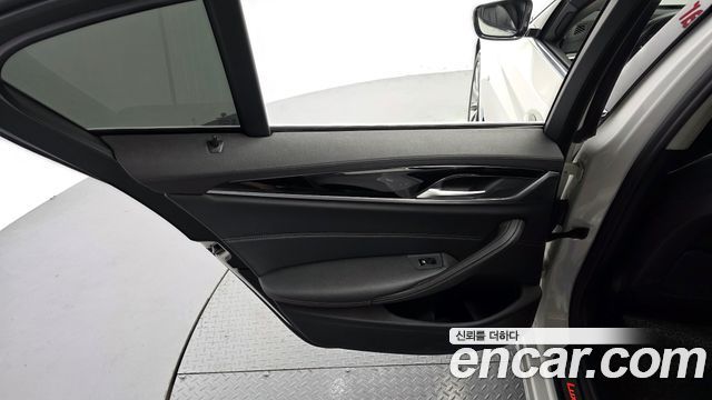 BMW 5-Series 2018 — photo 15