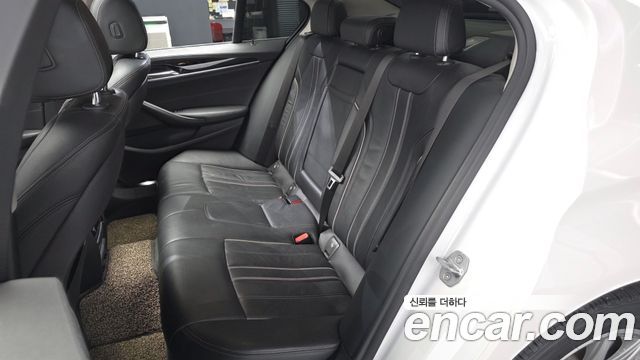 BMW 5-Series 2018 — photo 16