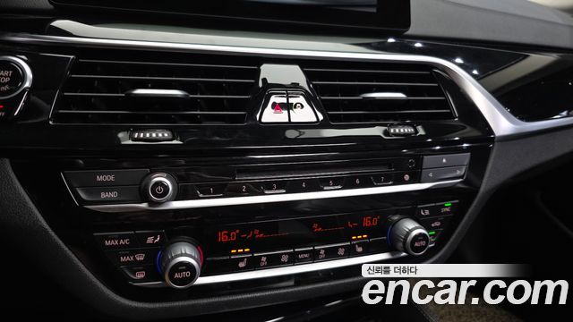 BMW 5-Series 2018 — photo 32