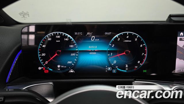 Mercedes-Benz GLB-Class 2021 — photo 11