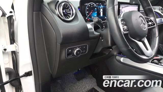 Mercedes-Benz GLB-Class 2021 — photo 19