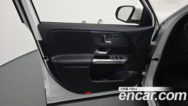 Mercedes-Benz GLB-Class 2021 — photo 14