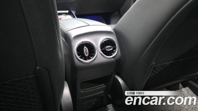 Mercedes-Benz GLB-Class 2021 — photo 32