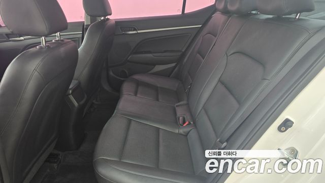 Hyundai AVANTE 2018 — photo 16