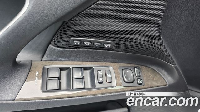 Lexus IS 2012 — photo 18