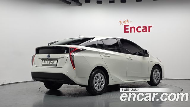Toyota Prius 2016 — photo 2
