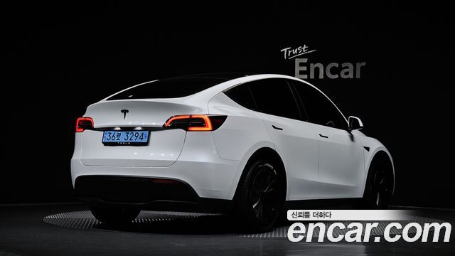 Tesla Model Y 2023 — photo 2