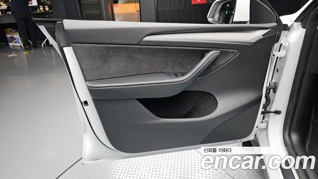 Tesla Model Y 2023 — photo 14