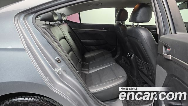 Hyundai AVANTE 2016 — photo 12