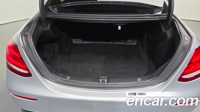 Mercedes-Benz E-Class 2017 — photo 20