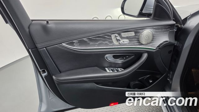 Mercedes-Benz E-Class 2022 — photo 14
