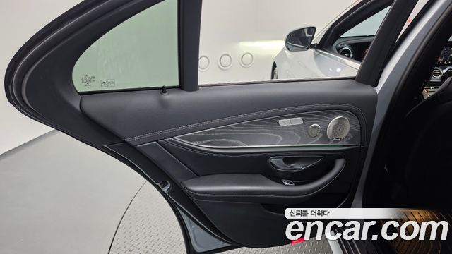 Mercedes-Benz E-Class 2022 — photo 15