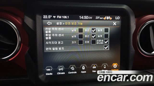 Jeep Wrangler 2022 — photo 22