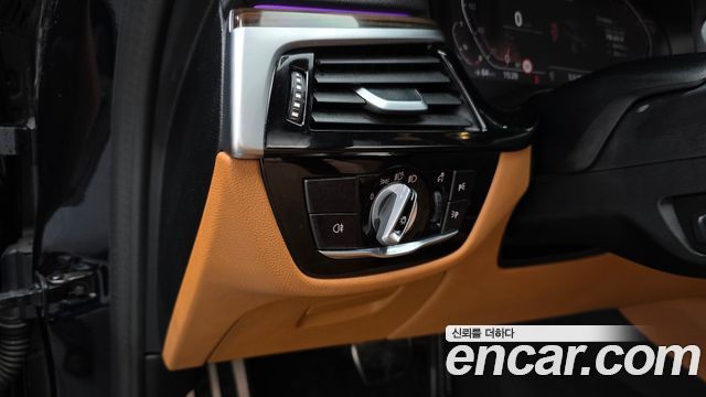 BMW 5-Series 2021 — photo 28