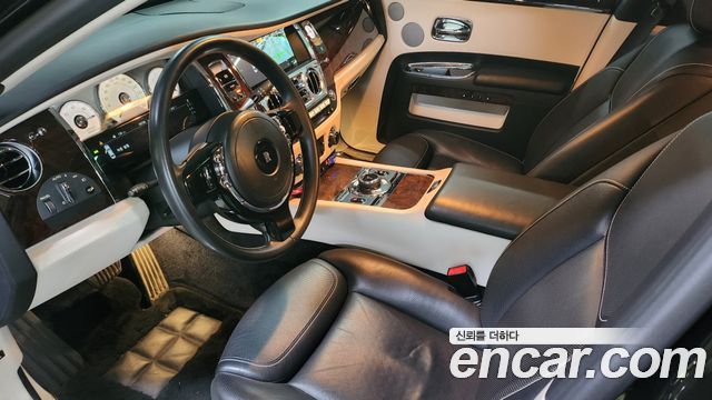 Rolls-Royce Ghost 2018 — photo 16