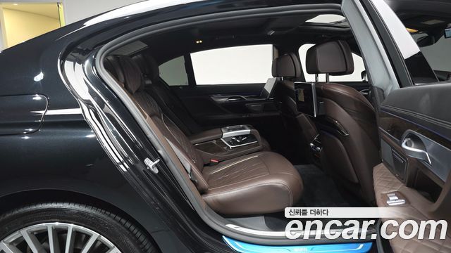 BMW 7-Series 2020 — photo 17
