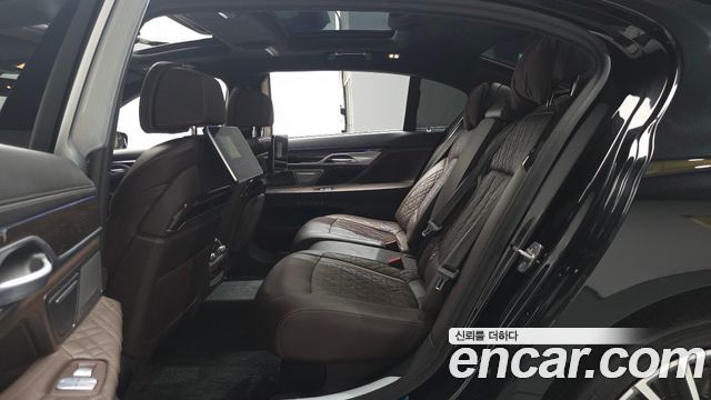 BMW 7-Series 2020 — photo 18
