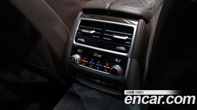 BMW 7-Series 2020 — photo 31