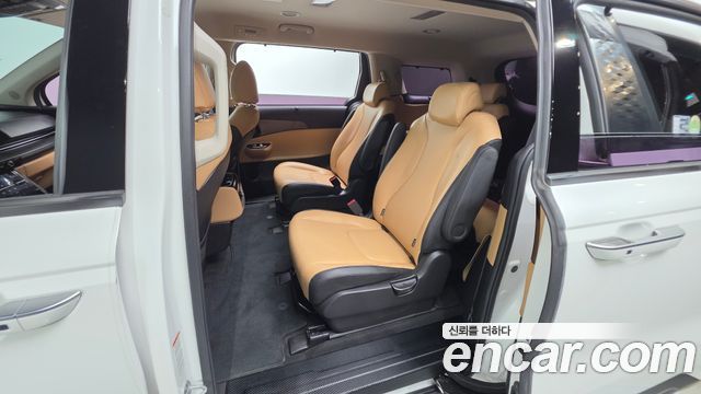 Kia Canival 2021 — photo 16