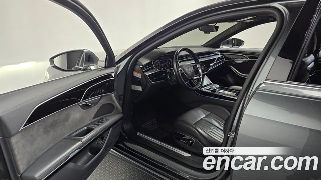 Audi A8 2021 — photo 13