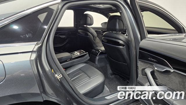 Audi A8 2021 — photo 17