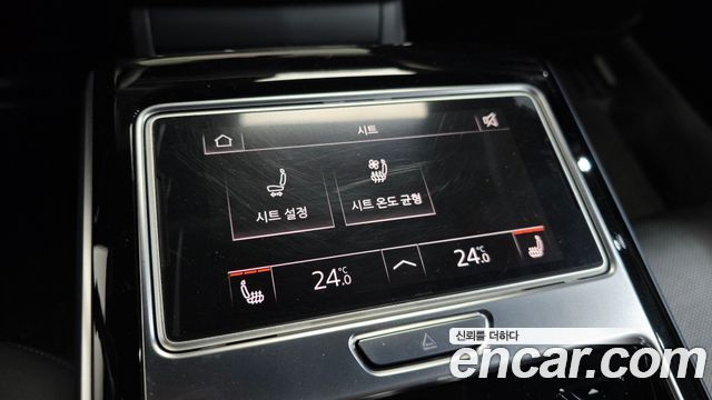 Audi A8 2021 — photo 28