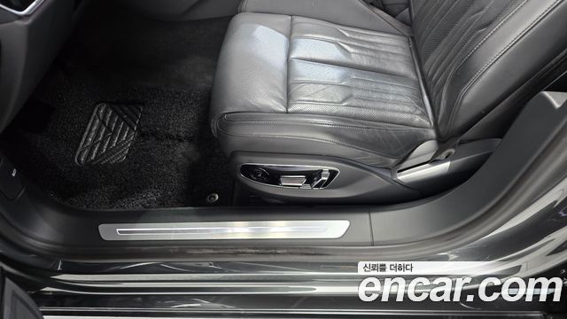 Audi A8 2021 — photo 30