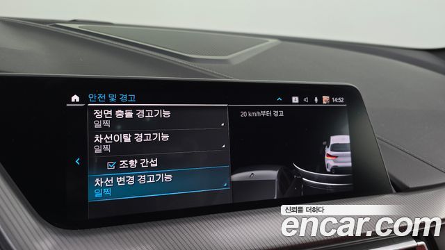 BMW 1-Series 2021 — photo 32