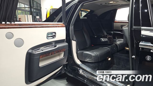 Rolls-Royce Ghost 2018 — photo 12