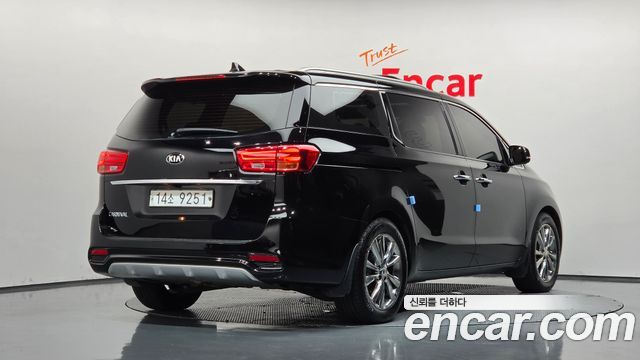Kia Canival 2019 — photo 2