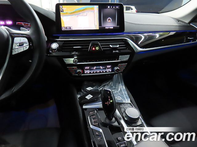 BMW 5-Series 2021 — photo 10