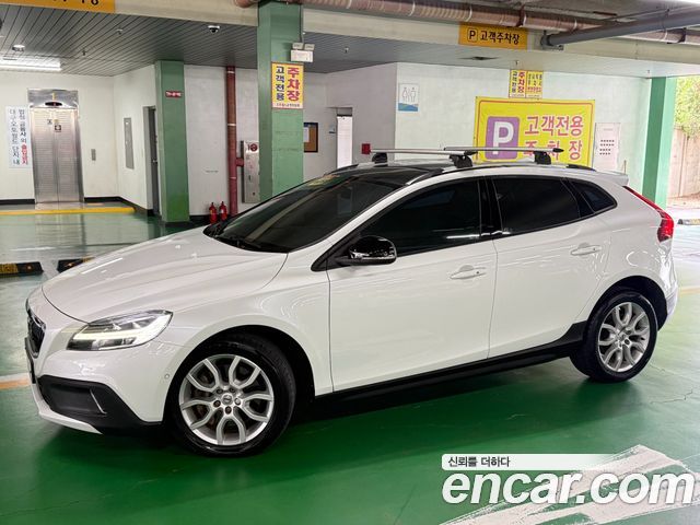 Volvo V40 2018 — photo 2