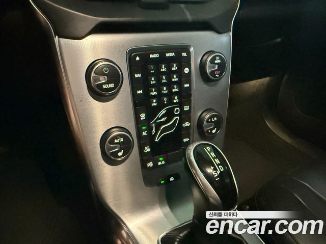 Volvo V40 2018 — photo 16