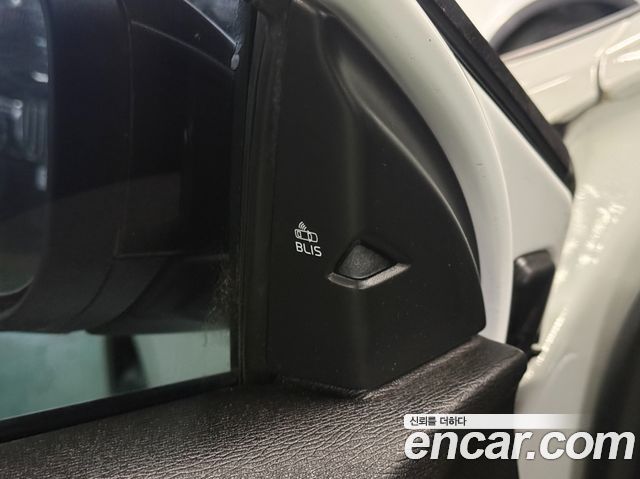 Volvo V40 2018 — photo 17