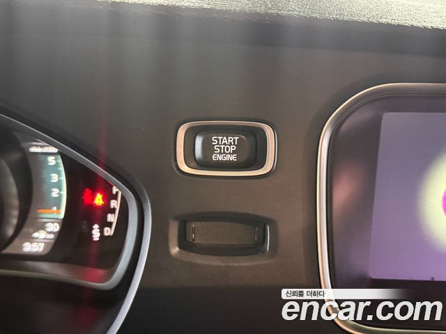 Volvo V40 2018 — photo 20