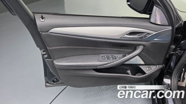 BMW 5-Series 2017 — photo 14