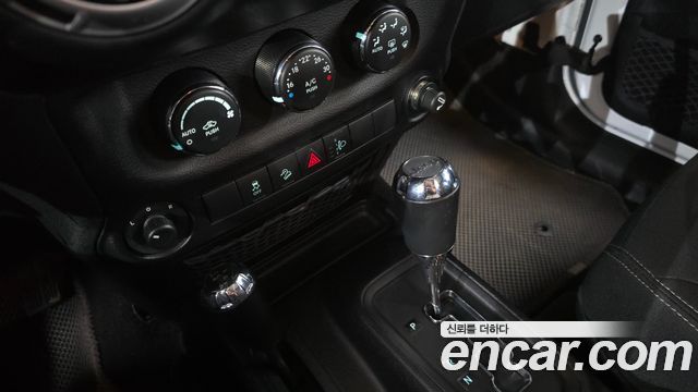 Jeep Wrangler 2016 — photo 11