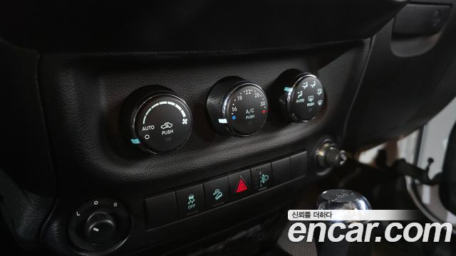 Jeep Wrangler 2016 — photo 21