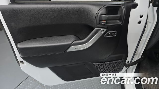 Jeep Wrangler 2016 — photo 13