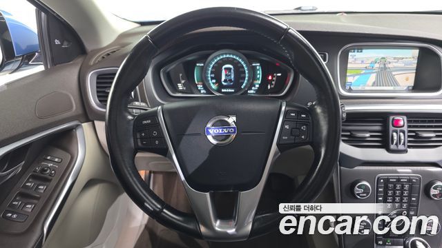 Volvo V40 2015 — photo 13